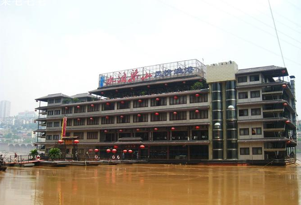 重庆趸船建7层高豪华“宫殿” 中国水上建筑各有特色