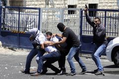 以色列便衣警察向平民开枪