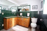 这间主卧浴室里仍贴着原来的彩色瓷砖。（实习编辑：石君兰）