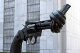 《打结的枪》美国纽约龟背湾。位于联合国总部大厦入口处，由卢森堡政府赠送的，弯曲打结的枪管表示了人们对非暴力的向往。（实习编辑：温存）