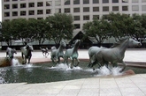 《野马》美国拉斯科利纳斯。obert Glen作品，是世界上最大的马雕塑，象征着德克萨斯州人自由的精神。（实习编辑：温存）