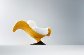 波兰设计工作室WAMHOUSE最近完成了这款趣味十足的设计：香蕉椅（Zjedzony）。它的外形像一个剥开了皮的香蕉，露出雪白的果肉。而香蕉皮成为了椅子的扶手，果肉则是靠背。整个椅子由非常柔软舒适的材料制作，拥有良好的手感及触感。（实习编辑：石君兰）