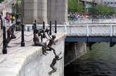 《河边的人》新加坡。五个赤裸男孩雕像，好象要跳入河中游泳，这是第一代到新加坡移民的孩子常做的体育活动。雕塑叫做《第一代》，是新加坡雕塑家Chong Fah Cheong的作品。（实习编辑：温存）