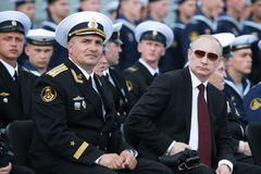 普京戴墨镜出席海军日