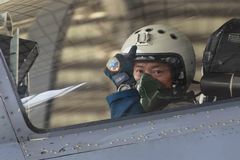 中国空军战机飞行员换新手套