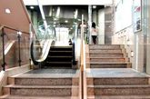 4、世界上最短的自动扶梯：位于日本川崎的一家百货公司的地下室里面。这部电梯只有5级，其高度为32.8英寸(83.4厘米)。吉尼斯世界纪录将其认证为1989年世界上最短的电梯，因此可能还存在着更短的、甚至更没用的自动扶梯。（实习编辑：辛莉惠）