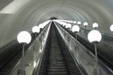 9、欧洲最长的自动扶梯：莫斯科地铁最深的一站是“胜利公园站”(Park Pobedy)，这一站位于地下84米深的地方(相当于28层楼的高度)。这事世界上最深的地铁站点之一。在这里人们还能体验欧洲最长的自动扶梯，这里每部自动扶梯都有126米长，有740级阶梯。从下面坐电梯上去要花3分钟左右的时间。站在自动扶梯底部，人们看不到它的顶部。（实习编辑：辛莉惠）