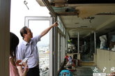 北京“最牛违建”楼顶，张必清正在接受记者采访。（实习编辑：辛莉惠）
