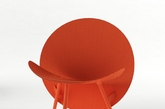 以彩色碳素纤维材料闻名的高性能品牌Hypetex 与家具设计师Michael Sodeau 合作设计出一款限量版的沙发椅——“Halo”。该作品将在今年的伦敦设计节上展出。椅子全部采用Formula One 研发的Hypetex材料制作，具有出色的轻质耐用的特点。椅面与靠背为两个弯曲轻薄的圆形，靠背通过两个支撑臂与椅腿固定在一起，呈现出悬浮在空中的错感，弯曲上扬的椅面，突显出的轻质的特点。（实习编辑：温存）