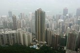 事实上，在香港这片寸土寸金的土地上，涌现过无数让人叹为观止的奢华名邸。今年六月份，香港地产商恒基地产日前在香港西半山推出大型豪宅楼盘“天汇”，其中一户顶层特色住宅单位，每平方呎价格达到11.28万港元，相当于94.85万港元/平方米（注：折合约人民币76万元/平方米)。当时开发商声称，如果交易成功，这一单价将有望挑战亚洲最贵楼王宝座。（实习编辑;辛莉惠）
