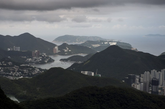 2014年8月7日，香港山顶加列山道TWELVE PEAKS公寓。该楼盘开价创山顶之巅，12座独立屋售价最低消费也要3.934亿港元，最贵达8.191亿港元，合每平方米售价达188万港元（约合150万元人民币），除打破香港开价最贵纪录外，同时也有力挑战亚洲最贵洋房的地位。（实习编辑：辛莉惠）