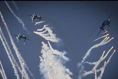 俄精彩飞行表演庆祝空军节