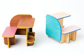 孩子在成长期发育很快，因此在给孩子设计家具的时候需要考虑到成长因素。日本 Torafu 建筑设计事务所设计的一款名为「色子」的儿童家具，可以伴随孩子度过成长时期，一直到长大成人。「色子」由六个面组成，将桌子、椅子、书架、板凳等多种功能融为一体，整个家具仿佛一个迷你屋，它可以像色子那样以不同的面着地，共有三种摆放位置可选，每种不同的位置都可以提供不同的功能，并且可以为孩子提供高度不同的家具，家长可以随着孩子身高的变化而改变家具的摆放位置。色子家具的边缘采用圆角设计，并包有橡胶，让孩子的安全更有保证。颜色方面则采用孩子喜欢的亮色设计。