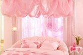 夫妻卧室不要选择粉红色进行装饰。卧室墙壁及家具、窗帘尽可能不要用粉红色，会使人神经衰弱、心绪不佳，夫妻关系维护可能也有一定影响。（实习编辑：辛莉惠）