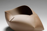 Ann Van Hoey 是比利时的一位陶瓷设计家，她的作品是代表作品是"Moments of Growth"系列来源于折纸工艺的系列陶瓷作品，也是其成名作品。（泥土色是陶瓷是Moments of Growth系列），设计师是希望保持陶瓷的简洁性，不添加任何其他的材料，保持泥土最纯朴自然的气息。（实习编辑：辛莉惠）