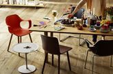 英国设计师 Jasper Morrison 为瑞士家居品牌 Vitra 设计的一组托盘和 Hal chair 系列椅子，将在下月开幕的伦敦设计周上展出。托盘采用织纹塑料制作，有五个颜色，分为上下两层，顶层可以灵活旋转，为下层留出足够空间。此外还有两把更新设计的 Hal 系列椅子。（实习编辑：石君兰）
