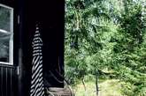Johanna Lehtinen 位于芬兰的诗意木屋。座落于森林中，环绕四周的尽是绿意，而房子不远处则临海，亦可在空气中嗅出海的味道，侧听到海浪宁静沉稳的节奏。木质的地板和森林环境天衣无缝，为木屋增添一份宁静。（实习编辑：石君兰）