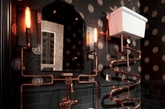 铜管厕所。复古的红铜装潢，连水箱的水管都是做成弯弯曲曲的造型。（实习编辑：温存）