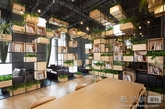 绿色的模块化设计，回收钢筋做主要架构，这是由penda建筑和设计工作室设计的一家北京的咖啡厅。penda建筑和设计工作室通过使用再生钢筋作为模块的隔断，来打造咖啡厅的内部。作为有着严重污染的城市之一的北京，这种绿化设计无疑得到了肯定，计划目的是作为一个先例，将鼓励中国其他城市实施类似的环保建议。（实习编辑：温存）