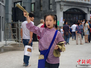 重庆市民演绎“抗日”情景剧 纪念抗战胜利69周年