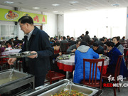 湖南省委党校：厅干学员尽在吃食堂（组图）