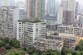 近日，有武汉市民反映，江岸区一栋12层居民楼顶藏着两层楼的“空中花园”，非常像去年被曝光的北京市海淀区的人济山庄小区B栋楼顶天台上的两层别墅。一名业主和一名物业工作人员均证实，2009年楼顶开始改造时，就有人举报过此事，当时有城管工作人员到了现场，但后来不了了之。据当地城管称，业主因房屋漏水申请加建，暂无法定性为违建。