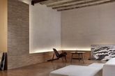 建筑师Gus Wüstemann设计的这座公寓位于巴塞罗那，复古之中又不失创意。其地板和墙面的和谐搭配更是堪称一绝，极具个性特色。交叉的浴室和厨房组成一个十字架的形状，Crusch alba(白十字)有助于提供公寓照明，毕竟自然光线是有限的。厨房配件可隐藏起来，浴室柜可以折叠，以便扩大孩子们的休息区。石头墙壁和天花板粉刷后都保留一层保护漆。（实习编辑：辛莉惠）
