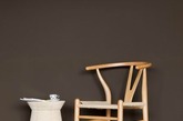 在这个户型设计案例中，屋主大胆的采用了设计师的建议，以一道矮电视墙模煳了客厅与厨房的界线，成功的创造了空间的穿透性与灵活性。浅色的家居风格，让视觉上更显宽敞。木质家具的质感，更是慢生活推崇者的最爱。（实习编辑：辛莉惠）