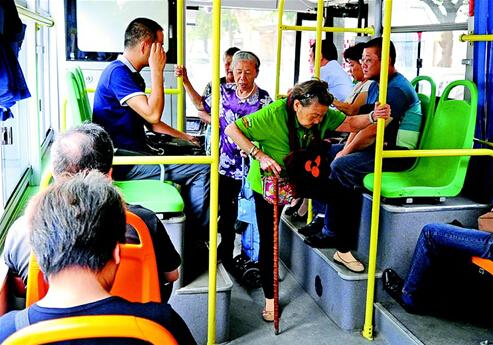 图为:武汉每天有超过40万老人乘坐公交车.