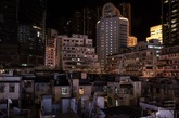 2014年9月16日，中国香港，香港铜锣湾地区，老旧的民居住宅与高大上的商业楼宇形成鲜明对比。