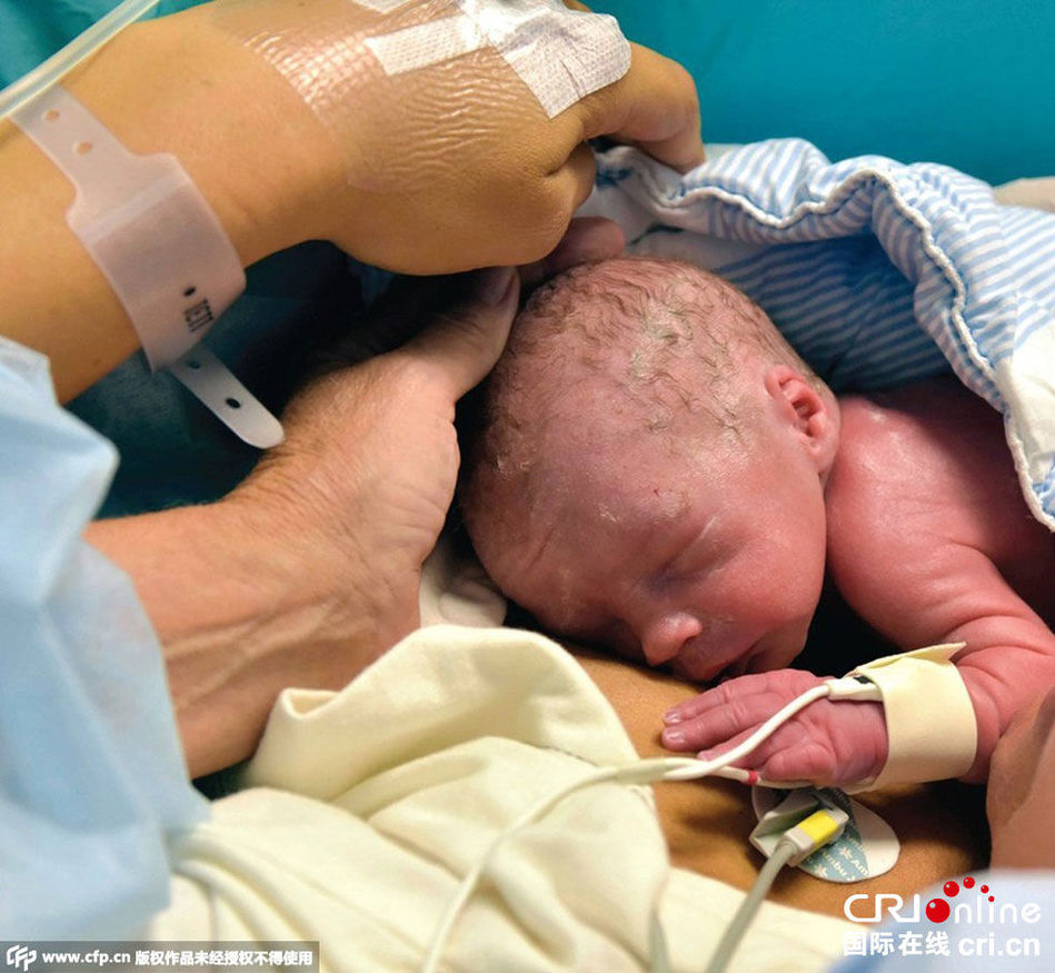 全球首例在移植子宫内孕育的婴儿降生