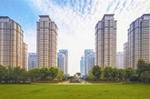 武汉中心是湖北省重点项目，也是华中第一座开建的400米以上的超高层建筑，由4层裙楼与88层塔楼组成，主体建筑高度438米。预计在2015年5月，大厦钢结构封顶。同时，与武汉中心并肩而立的武汉世贸中心，也于2013年12月21日正式破土动工。其建成后，同样是438米的高度，与武汉中心构成“双子塔”。武汉世贸中心建成后，将超过日本东京、韩国首尔，以及中国目前几大城市的世贸中心，其与武汉中心一起将成为目前亚太区规模最大、中国最高的双子塔。