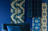 一方纯蓝的墙面，为居室带来与众不同的崭新气息。蓝色墙面平静而不失深刻，在突破常规引领新潮的同时，又让人不禁想起海天一色的广阔空间，实在是将潮流与自然空间结合的绝美典范。（实习编辑：辛莉惠）