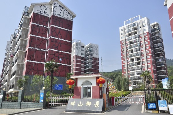 武汉某小区居民楼建成三年 外墙绑满绷带 