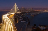 旧的和新的旧金山湾桥相映成趣老桥于1936年开业，而新的2013年，这对双胞胎一起近80年了。（实习编辑：江冬妮）