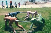 有时候对于公园里的奇怪雕塑实在感到莫名其妙。国外资讯网站buzzfeed的编辑就总结了19个堪称噩梦的公园雕塑作品，可以说分分钟吓尿小朋友，造成童年阴影。