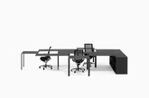 桌子、椅子、置物架，这些办公室里的基本家具元素在 nendo 手里有了新变化。他们为日本办公用品品牌 KOKUYO 设计了一系列工作场所使用的家具，以哑光黑铁为材料，将不同家具组合在一起或进行改变，比如书架的一层延伸出来成为桌面、办公桌把人“包围”起来等等。在办公环境更多元化的时候，nendo 让家具也打破传统，探索着未来办公空间的可能性。（实习编辑：辛莉惠）