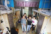 江西4名女大学生装修复古宿舍。寝室门被装扮得如同咖啡馆般清雅简洁、整齐的摆设和迎面袭来的复古风格。