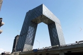 中央电视台的新大楼“大裤衩”。2012年11月11日，在北京市东三环中路拍摄的中央电视台电视文化中心新貌。央视新大楼因形似裤衩而被民众称为“大裤衩”。“大裤衩”的设计一直有争议，这个在100多米高空展开的“悬挑设计游戏”，因外形怪异而引人瞩目。美国《时代》周刊称其是“世界上最奇特的建筑”。设计师本人也曾自曝内幕，解开这一独特的创意原是“色情玩笑”，于是舆论哗然。（实习编辑：江冬妮）