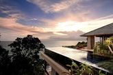 Dual Pools: 位于泰国普吉岛的 Paresa Resort，又是一个天堂般的度假胜地，就像置身在悬崖边的魔幻泳池，再多游一步彷彿就会掉进与天连在一起的大海裡！（实习编辑：江冬妮）
