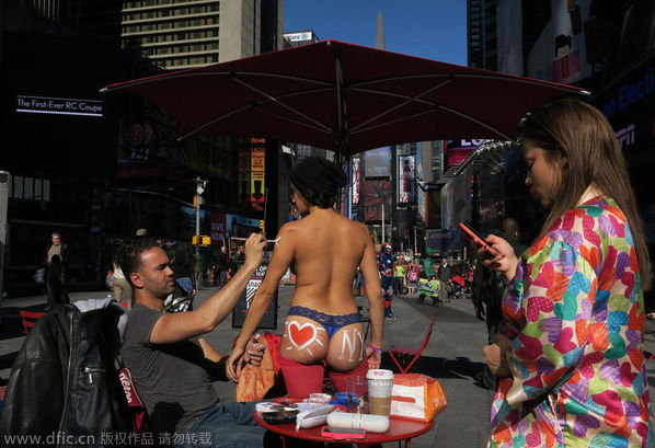 纽约时代广场裸模展示人体彩绘引路人围观