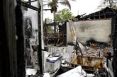 图为被大火烧毁的房屋。
