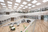 位于瑞典法伦市达拉娜大学多媒体图书馆现时正式对外开放。这栋大约3000平方米，号称“知识的螺旋”的文化建筑重新诠释了多功能设计的定义。图书馆的设计概念是一个“知识的螺旋体”。倾斜的地形在贯穿建筑的一个坡道上一直延伸。围绕着建筑物的坡道创建了一个螺旋形的空间(建筑的中心地带)，从而进行信息收集和轻松定位。这一方案的实施创造了各种不同的学习环境，让学生们可以在公共区域参与图书馆充满活力的活动，也可以拥有不同角落里的私密空间。不同的声音层次和活动创造了一个多样的图书馆。（实习编辑：江冬妮）