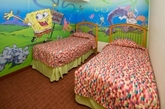 Nickelodeon Suites Resort, 位于福罗里达州的奥兰多。孩子们可以依偎在朵拉的身上，如果没去观看《忍者神龟》，或者没去看Double Dare 现场秀，就可以依偎在朵拉的身上啦!
