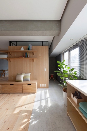 原木与绿色环绕的日本极简主义家居装修