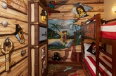 The Legoland Hotel, 位于加利福尼亚，卡尔斯巴德。根据乐高游戏设计的 The Legoland 旅店，孩子们一定会爱上的旅店!室内的海盗船主题，可爱双层床设置，是不是有点迫不及待了呢?