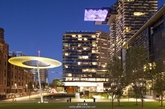 由Ateliers Jean Nouvel和PTW Architects共同合作完成的One Central Park垂直绿化公寓堪称悉尼新的“世界之最”，并夺得世界高层都市建筑学会的“全球最佳高层建筑”头衔。250多种澳洲植物和花卉种植和攀爬在大楼上，从底层到最顶层，让大楼成为这个新世纪的绿色之树，并重新定义悉尼天际线、这个64000平方米的项目在郁郁葱葱中如同纽约中央公园般宁静。茂密的树丛，开敞的草坪，还有泳池，都是与家人和朋友放松的极好场所。室外甚至还设有露天电影院，同时也支持举办临时集市和音乐节。（实习编辑：江冬妮）