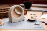 记录岁月痕迹的水泥台钟「MOAK」是由荷兰的 Studio PS 工作室设计的一款水泥台钟，外壳和表针用水泥做成，表盘则是橡木薄片，保持各自的原汁原味，随着时间的推移都会发生一些变化，留下岁月的痕迹。（实习编辑：刘宁馨）