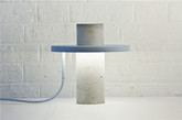 水泥灯具TOTEM 是 Alexandre Debureuil 工作室设计的混凝土灯具，依靠环绕于柱形混凝土周围的蓝色光环发亮。（实习编辑：刘宁馨）