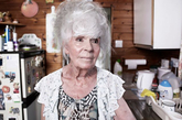 82岁婆婆理察森（Iseult Richardson）在村内住了一辈子，她表示全裸並沒什么好大惊小怪的，“我们和一般人一样生活，邮差和快递人员也都了解这里，不会觉得被侵犯。”